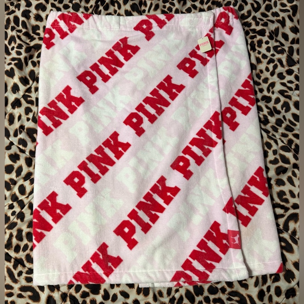 ✨Victoria’s Secret PINK Bath Towel✨